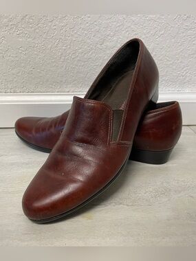 Munro Women's Slip-On Loafers in Chestnut Brown